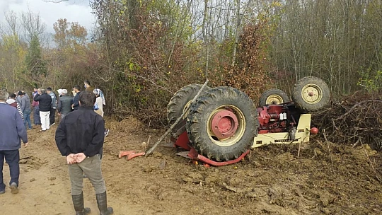 Devrilen traktörün altında kaldı