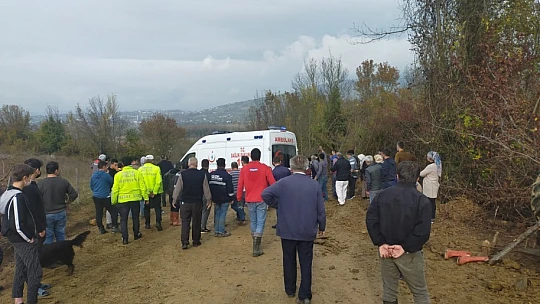 Devrilen traktörün altında kaldı