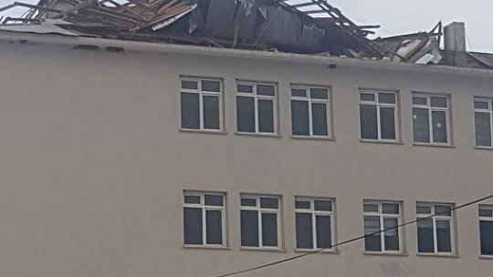 Fırtına Okulun çatısını uçurdu