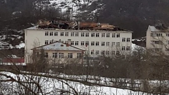 Fırtına Okulun çatısını uçurdu