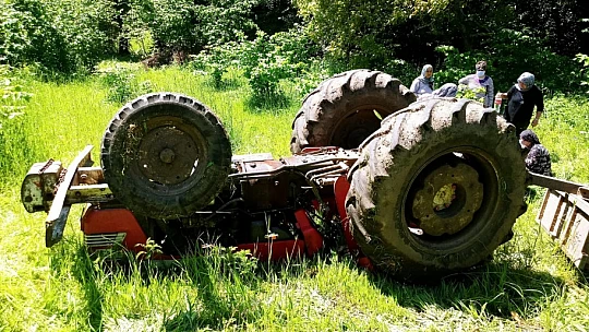 Bartın'da traktör devrildi