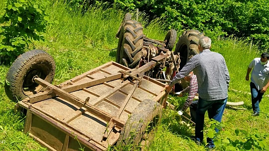Bartın'da traktör devrildi