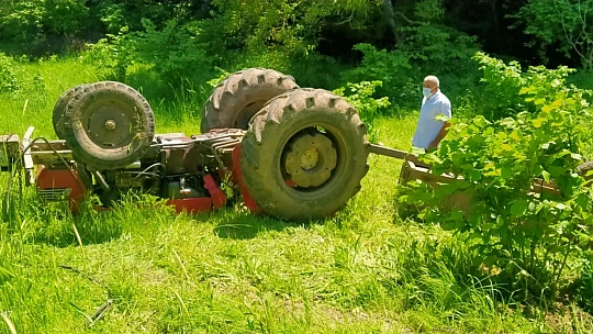 Bartın'da traktör devrildi