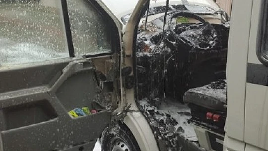 Park halindeki minibüs alev aldı