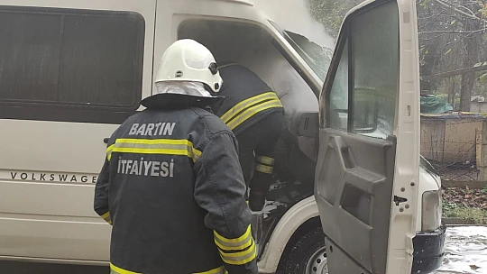 Park halindeki minibüs alev aldı