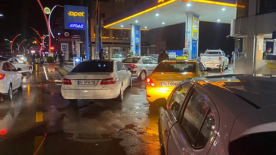 Akaryakıt istasyonu önünde kaza