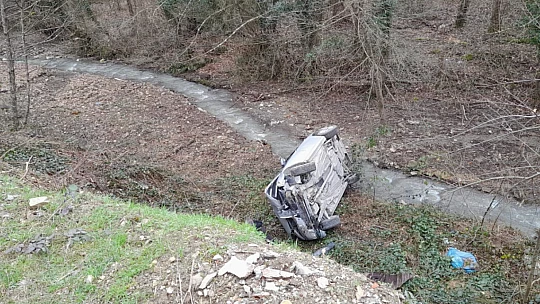 Otomobil dereye uçtu
