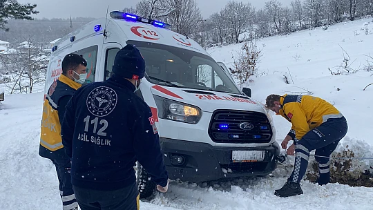 Karda mahsur kalan ambulans kurtarıldı