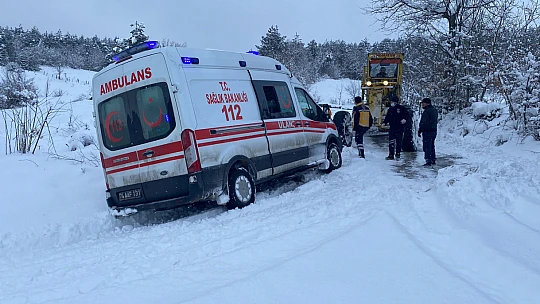 Karda mahsur kalan ambulans kurtarıldı