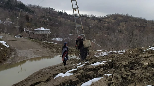 Heyelan sonrası yol ulaşıma kapandı