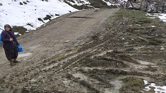 Heyelan sonrası yol ulaşıma kapandı