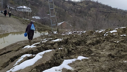Heyelan sonrası yol ulaşıma kapandı