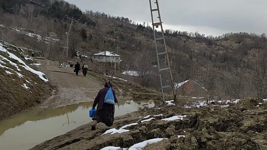Heyelan sonrası yol ulaşıma kapandı