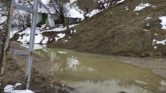 Heyelan sonrası yol ulaşıma kapandı