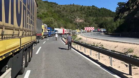 Kamyon devrildi, yol ulaşıma kapandı