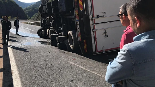 Kamyon devrildi, yol ulaşıma kapandı