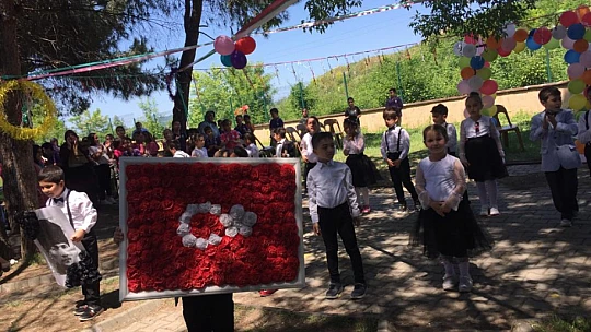 Minik öğrencilerden okuma şenliği
