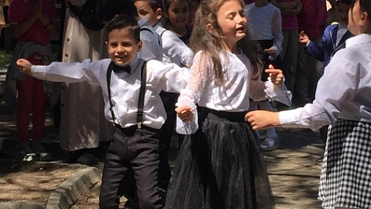 Minik öğrencilerden okuma şenliği