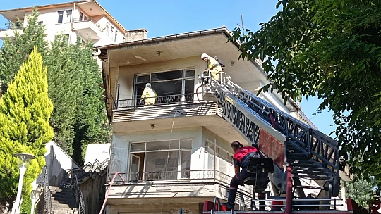 Eski binadan dumanlar yükseldi