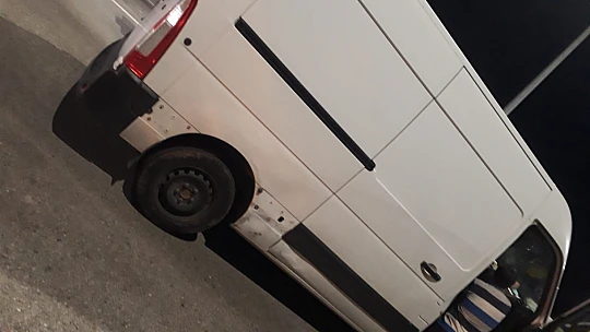 Otomobil bariyerlere saplandı