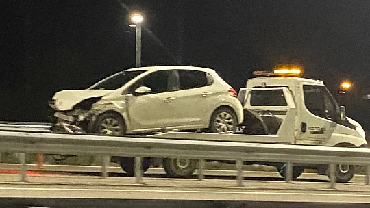 Otomobil bariyerlere saplandı