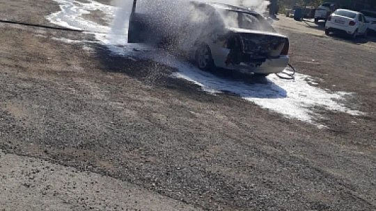 Alev alan Otomobilde patlama sesleri