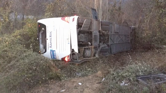 Bartın'da otobüs devrildi