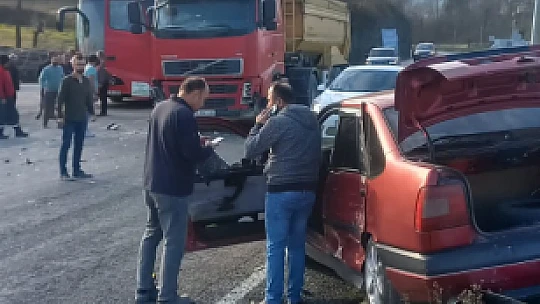Tır ile otomobil çarpıştı