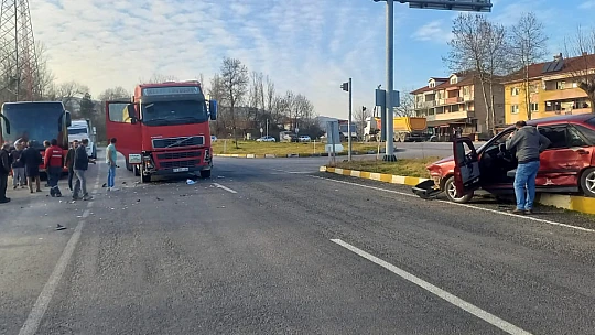 Tır ile otomobil çarpıştı