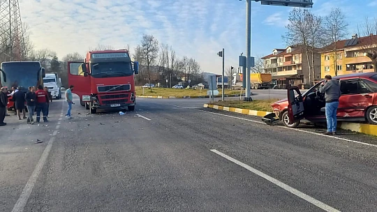 Tır ile otomobil çarpıştı