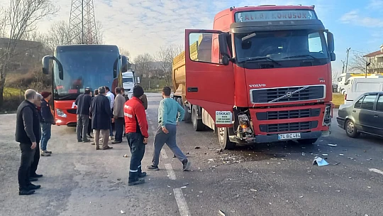 Tır ile otomobil çarpıştı