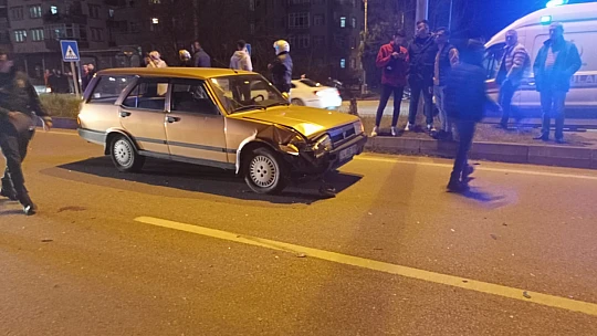 İki kişi yola savruldu