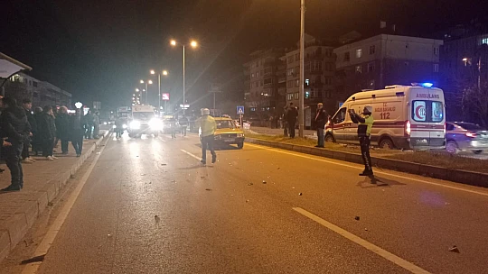 İki kişi yola savruldu