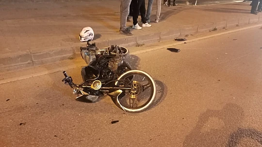 İki kişi yola savruldu