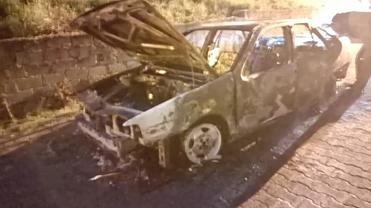 Otomobil bir anda yanmaya başladı