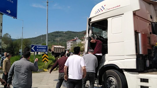 İki ağır vasıta çarpıştı