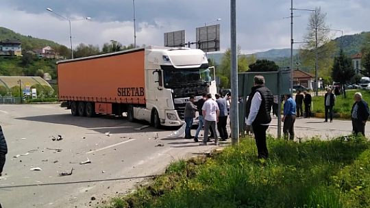 İki ağır vasıta çarpıştı