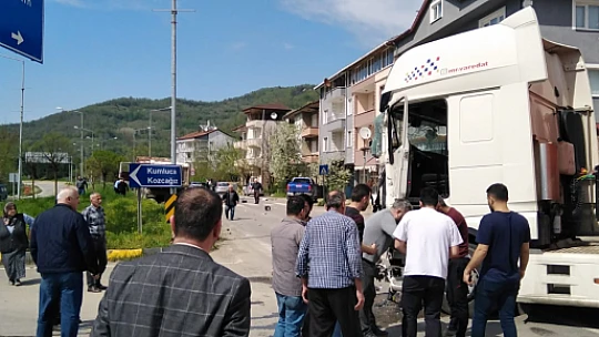 İki ağır vasıta çarpıştı