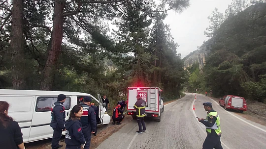 Kaza yapan sürücü sıkıştı