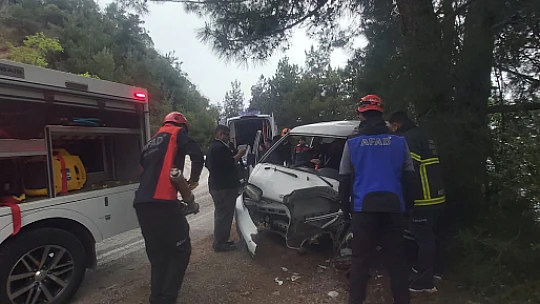 Kaza yapan sürücü sıkıştı