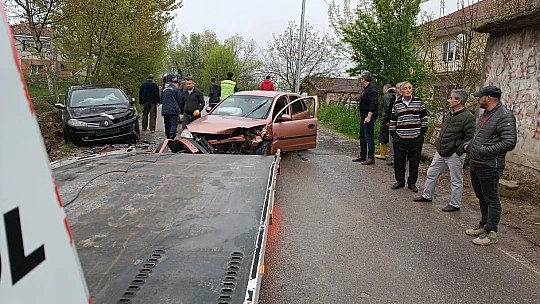 İki araç kafa kafaya çarpıştı