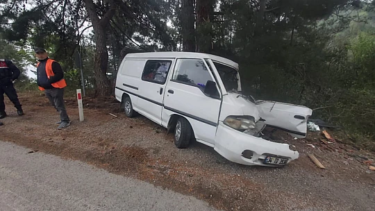 Kaza yapan sürücü sıkıştı
