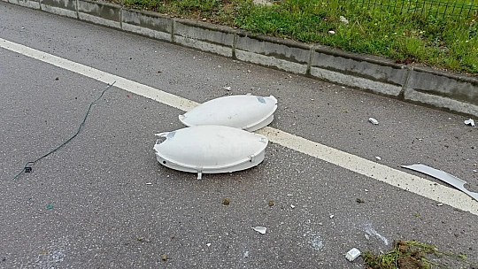 Otomobil karşı şeride geçti