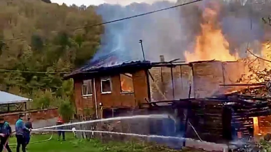 Yangında 2 ev küle döndü