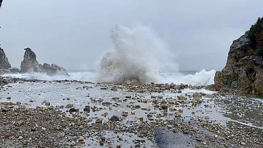 Amasra'da şiddetli fırtınada tekne battı