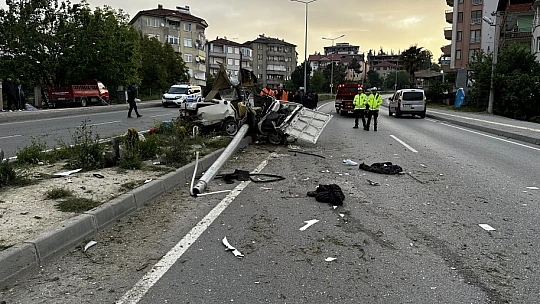 Feci kazada araç ikiye bölündü