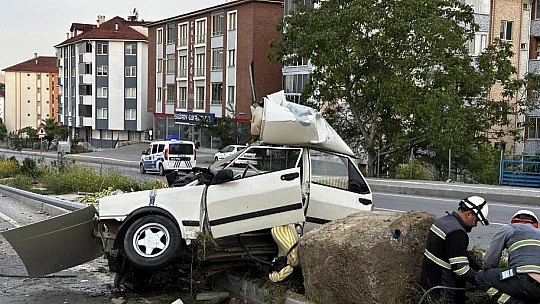 Feci kazada araç ikiye bölündü