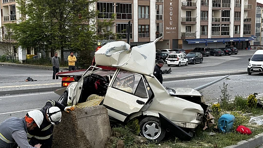 Feci kazada araç ikiye bölündü