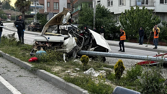 Feci kazada araç ikiye bölündü