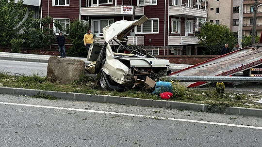 Feci kazada araç ikiye bölündü